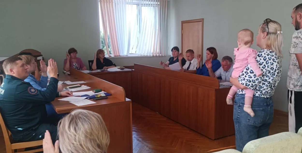 Голосование участников совета в присутствии семьи
