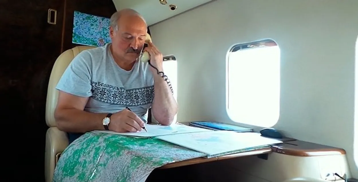 Лукашэнка размаўляе па тэлефоне ў верталёце
