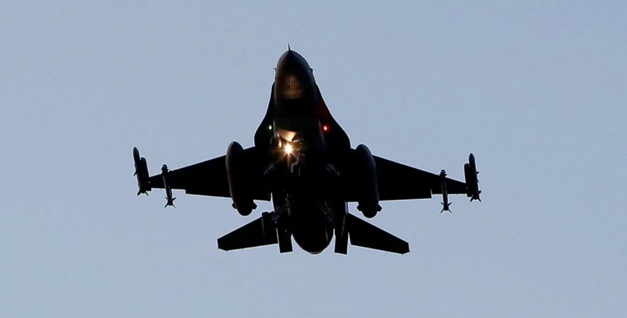 Истребитель-бомбардировщик F-16, иллюстративное фото
