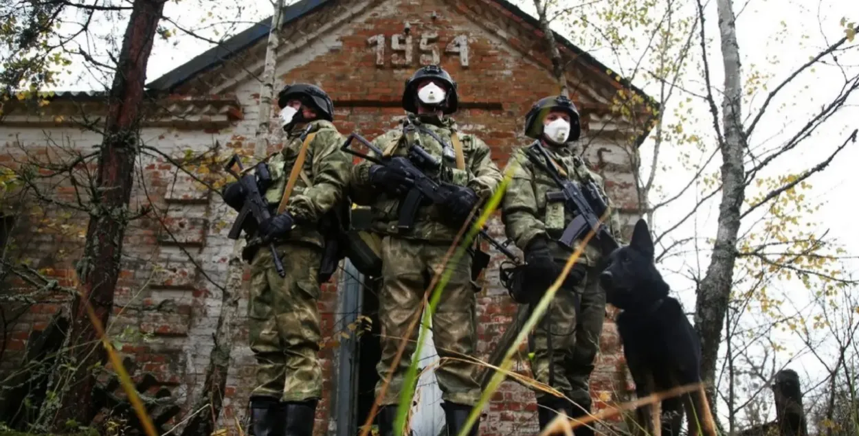 Белорусские пограничники в зоне отчуждения
