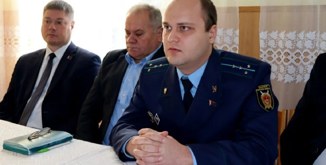 На сустрэчы прысутнічаў кіраўнік раёна Дзяніс Альшэўскі (злева)
