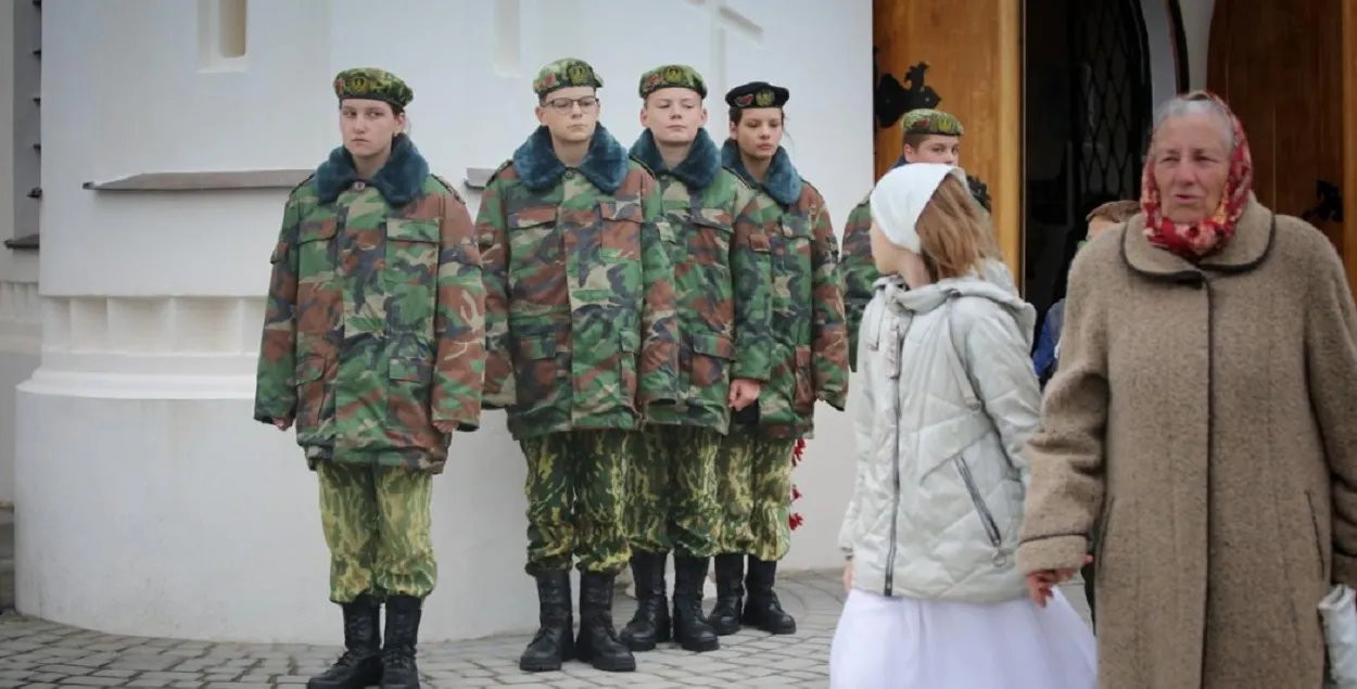 Члены ваенна-патрыятычнага клуба стаялі каля ўваходу ў храм
