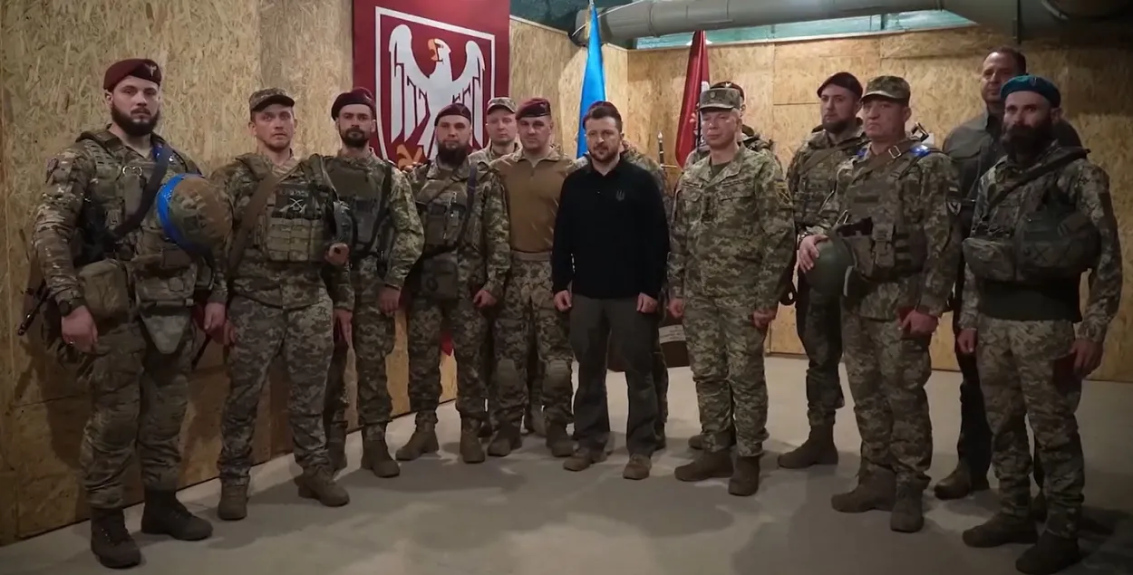 Уладзімір Зяленскі і Аляксандр Сырскі з вайскоўцамі на Сумшчыне
