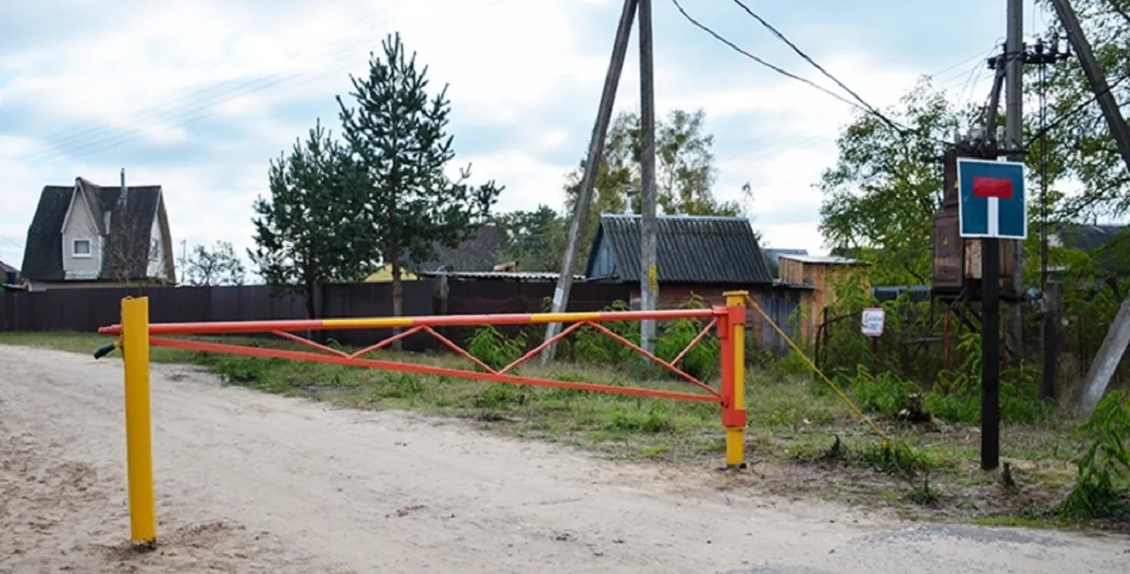 Праз таварыства праязджалі фуры і "вялікая плынь легкавікоў"
