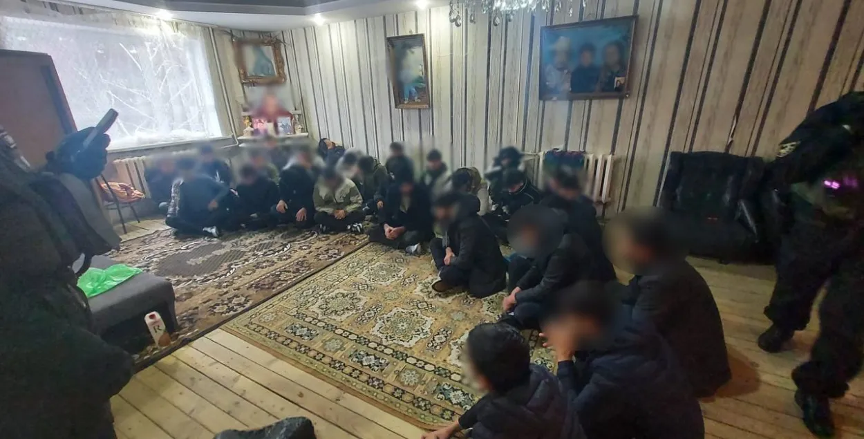 Мігранты пасля затрымання міліцыяй
