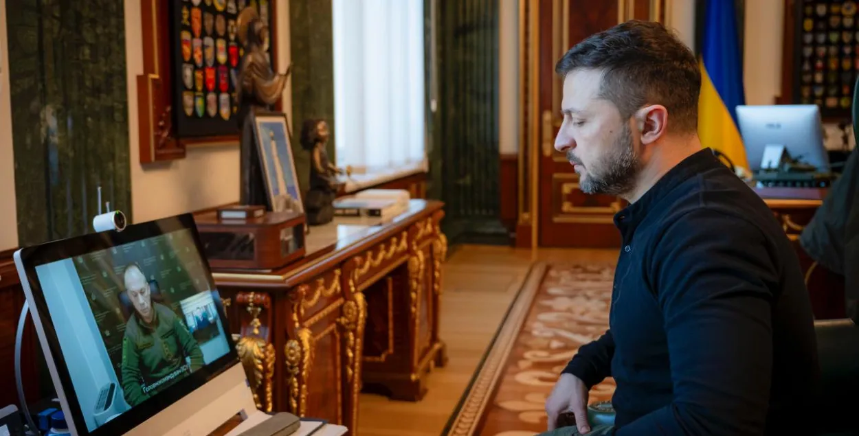 Владимир Зеленский получает отчет от Александра Сырского
