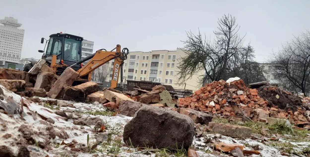 Ад будынка застаўся толькі падвал і груды цэглы
