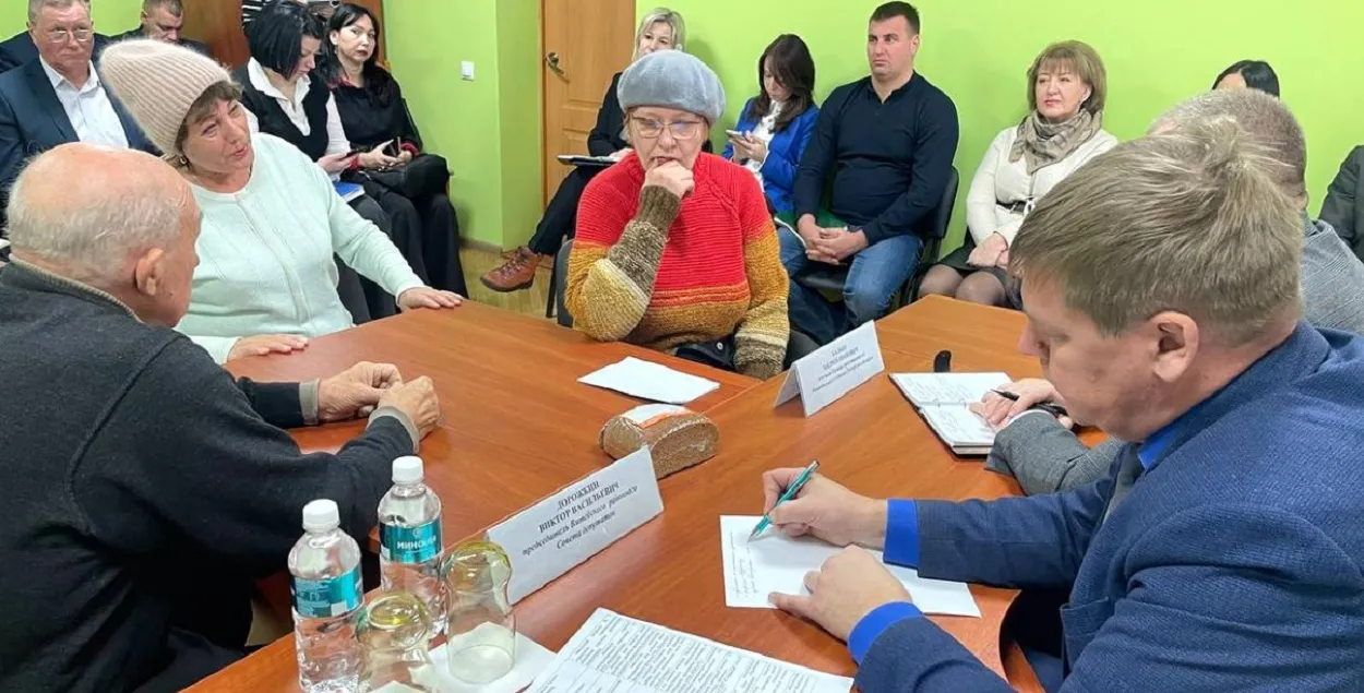 Пасля ўдару па стале чыноўнік стаў нешта пісаць
