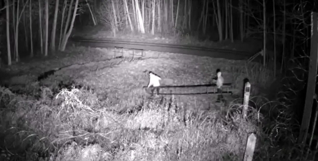 Мігранты спрабуюць перайсці мяжу, ілюстрацыйнае фота
