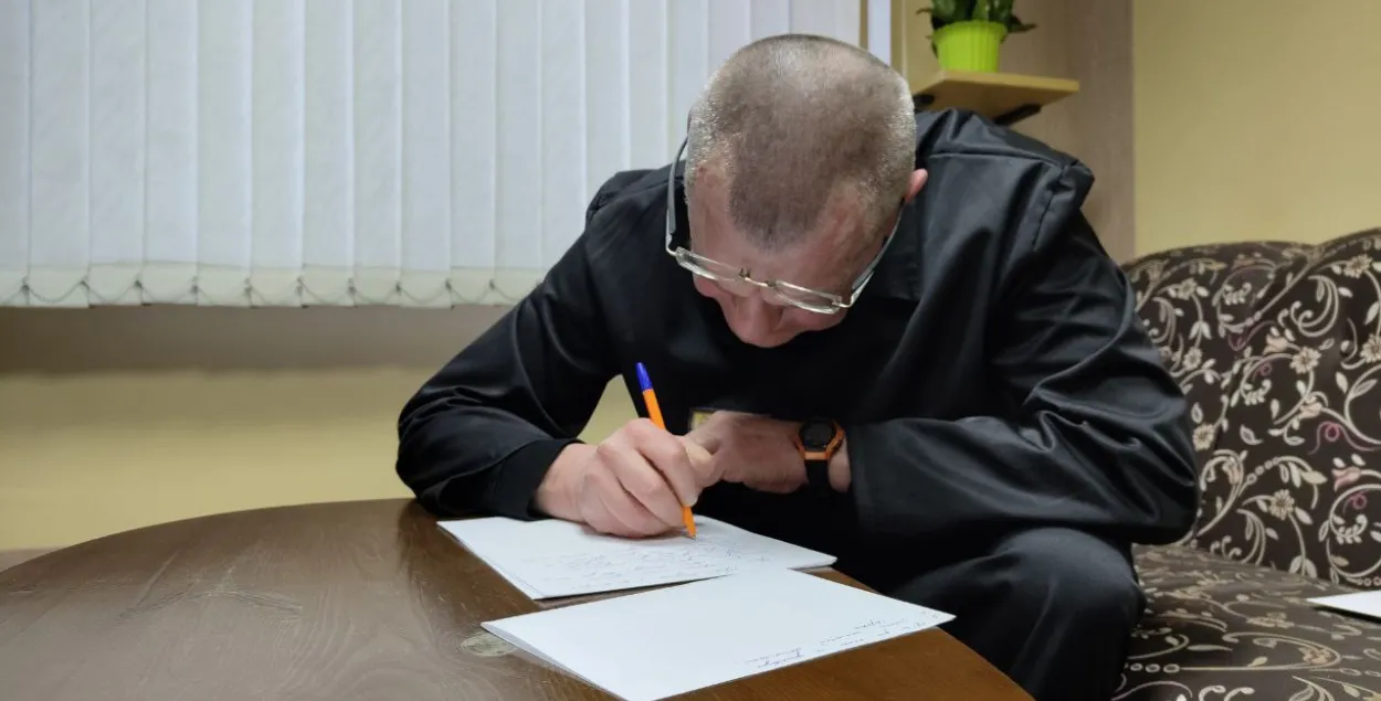 Віктар Бабарыка ў калоніі піша лісты сваякам
