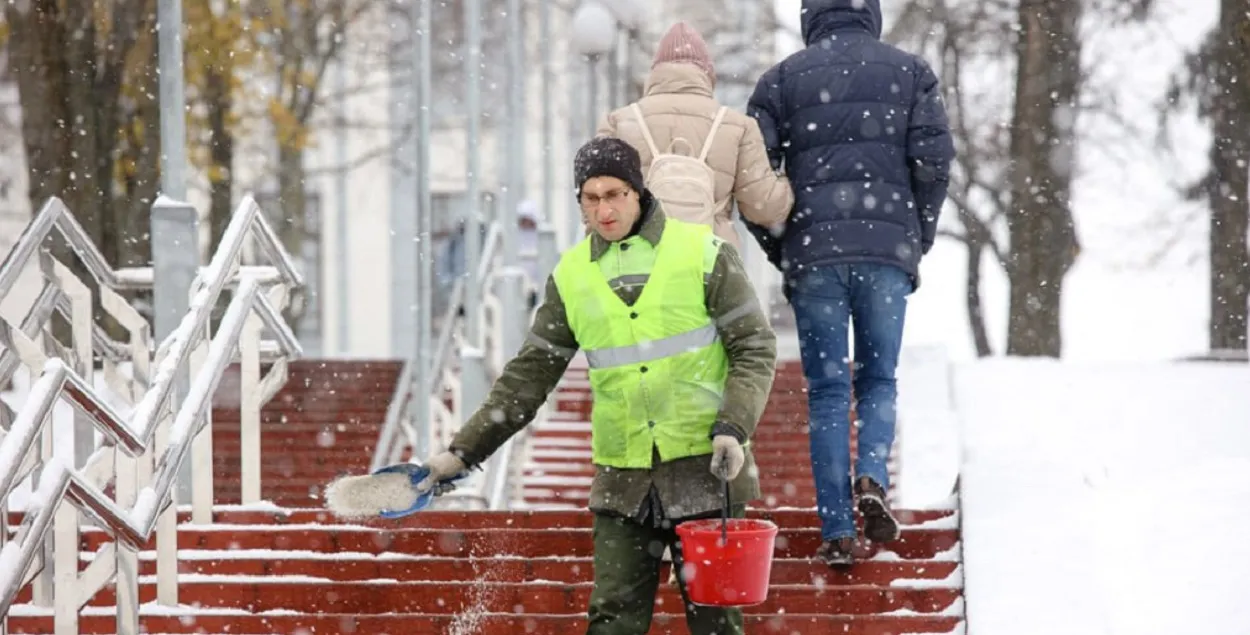 Праблема з дворнікамі, бо "невялікія заробкі, цяжкая праца"
