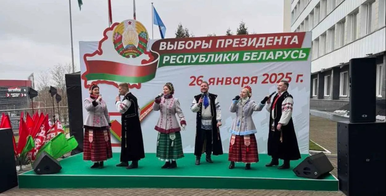 Артысты на выбарчым участку
