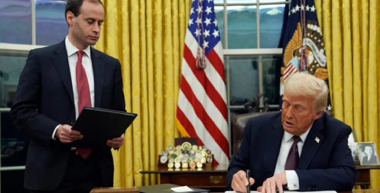 Дональд Трамп в Белом доме подписывает документы, 20 января 2025 года
