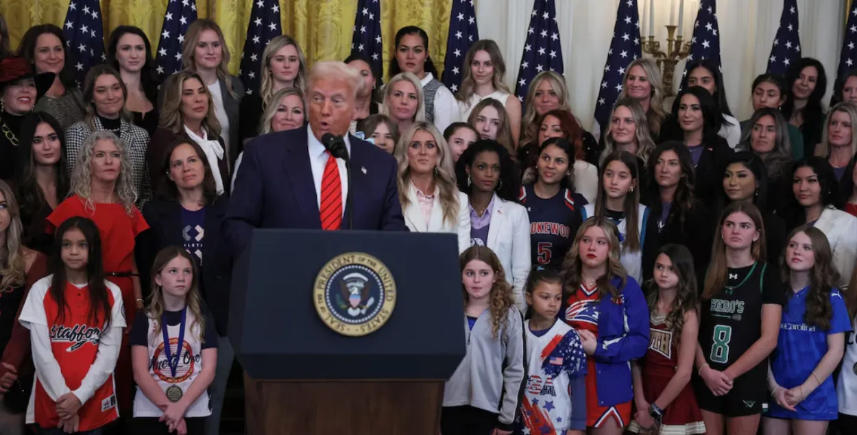 Дональд Трамп&nbsp;перад падпісаннем указа
