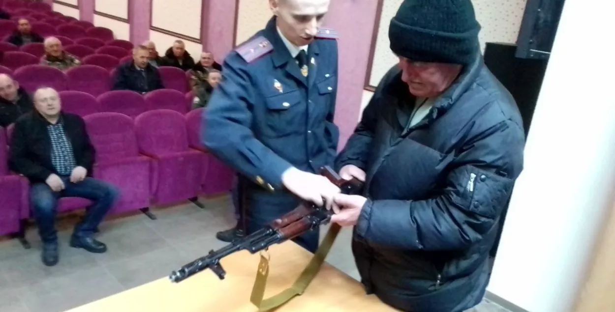 Многие присутствующие мужчины десятки лет не держали в руках автомат
