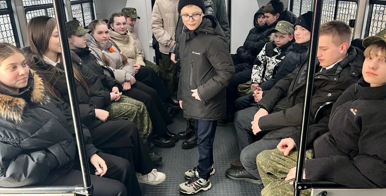 Дети в автозаке
