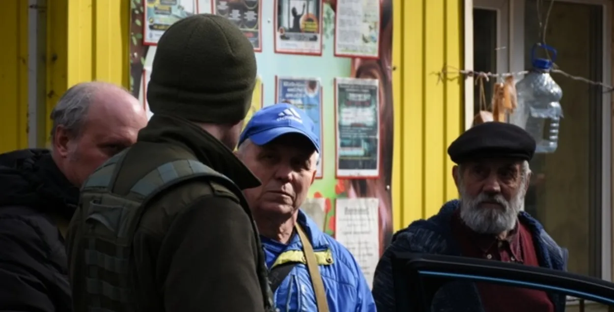 Удзельнікі "народнага апалчэння" і інструктар
