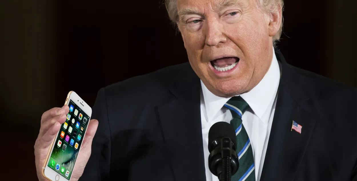 Дональд Трамп з айфонам
