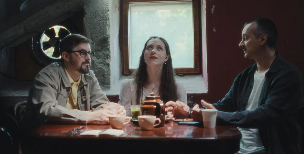 Кадр из сериала "Свингеры"
