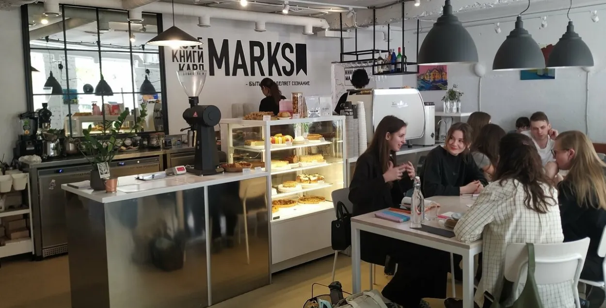 У кафэ Marks
