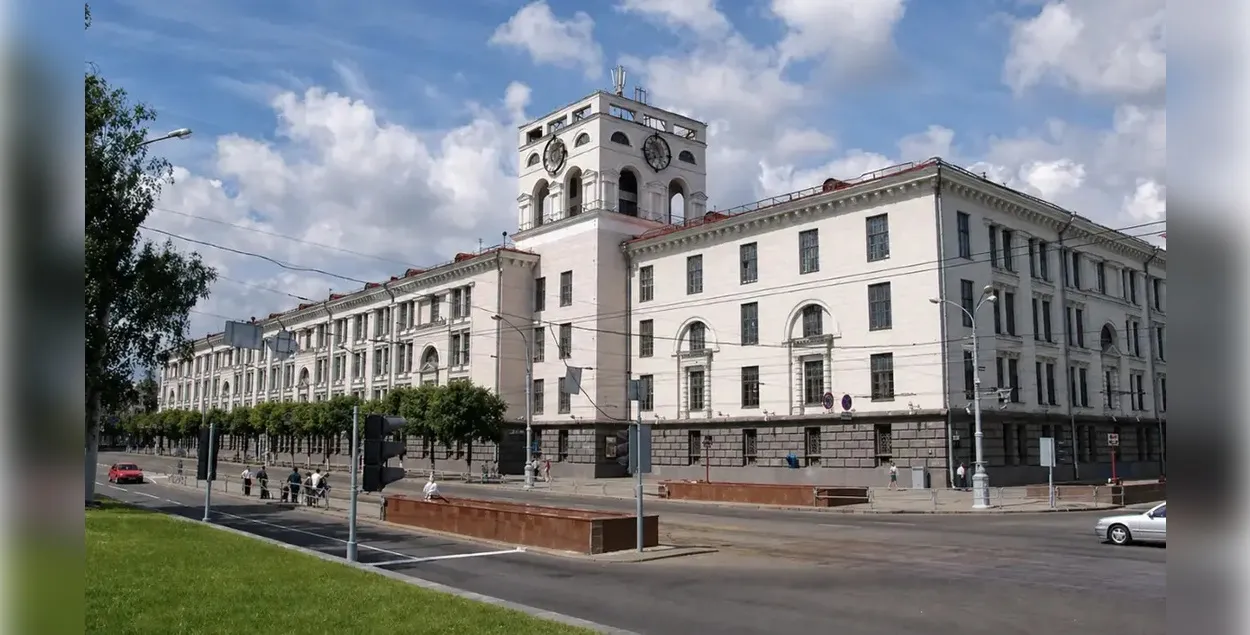 Будынак на плошчы Якуба Коласа, дзе хацелі пабудаваць гатэль
