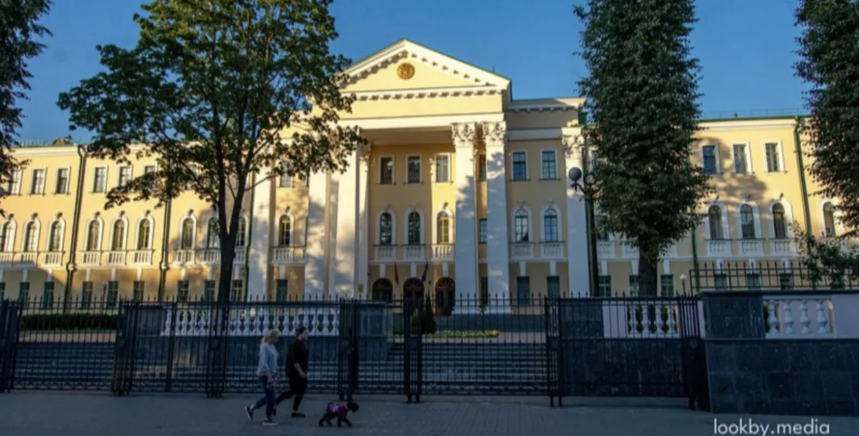 Фасад Следственного комитета в Минске
