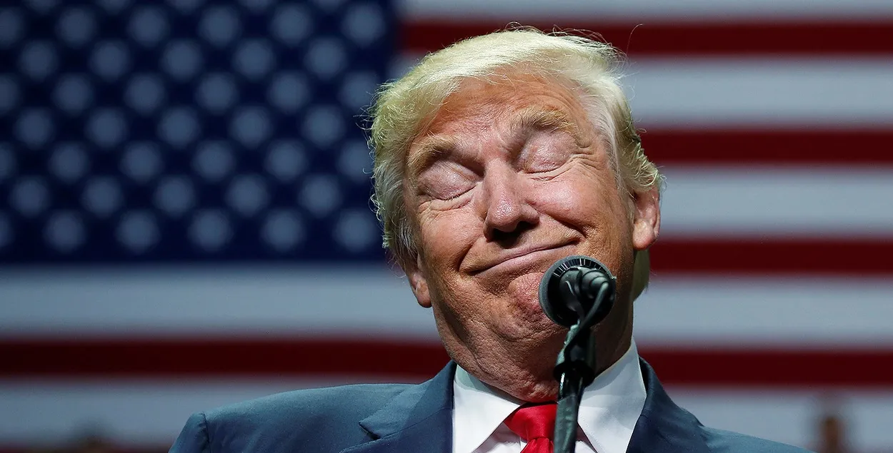 Довольный Дональд Трамп
