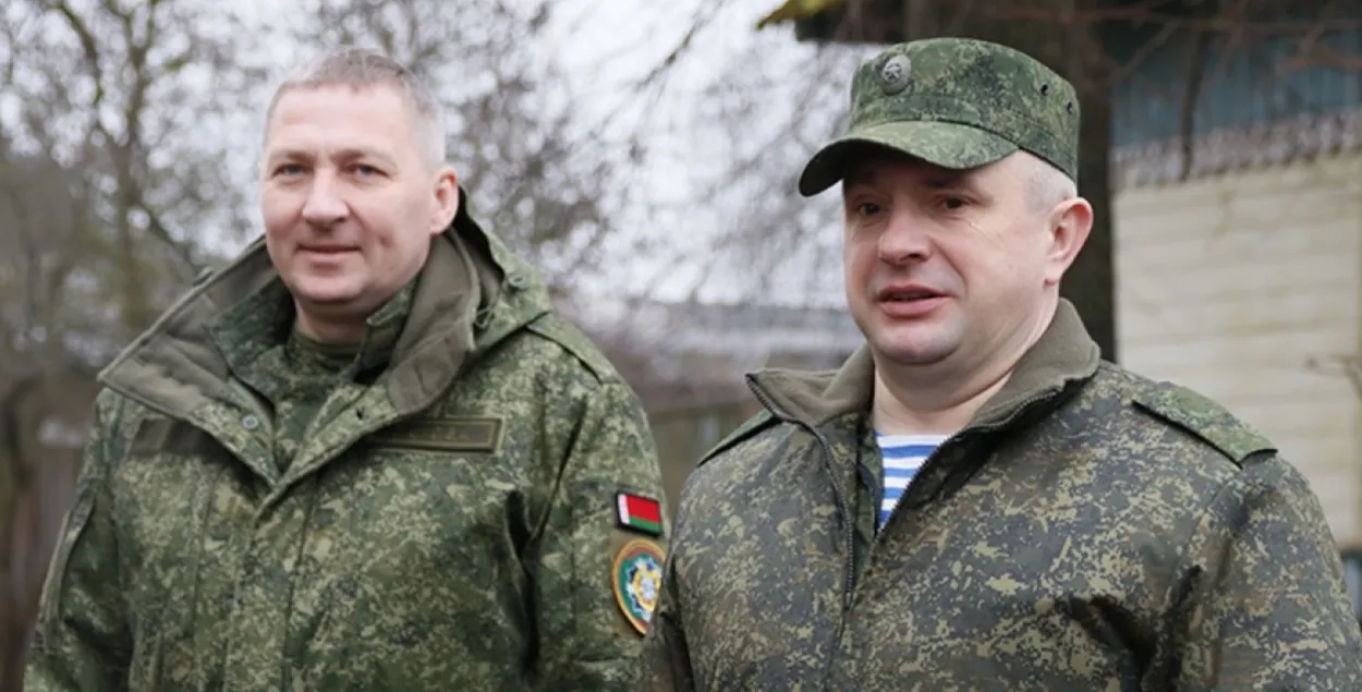 Старшыня аблвыканкама Іван Крупко (справа) на зборах тэрабароны ў Рагачове ў 2024-м&nbsp;
