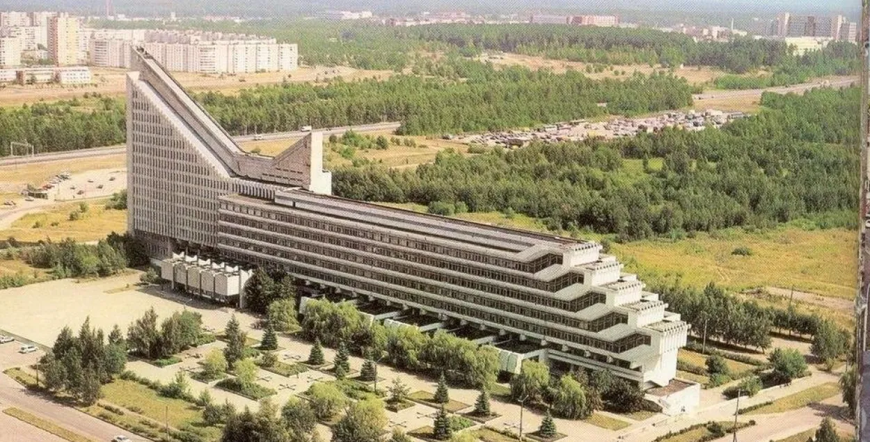 15-ы корпус БНТУ неўзабаве пасля адкрыцця
