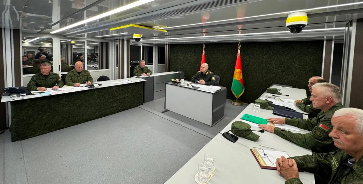 Лукашенко с военными
