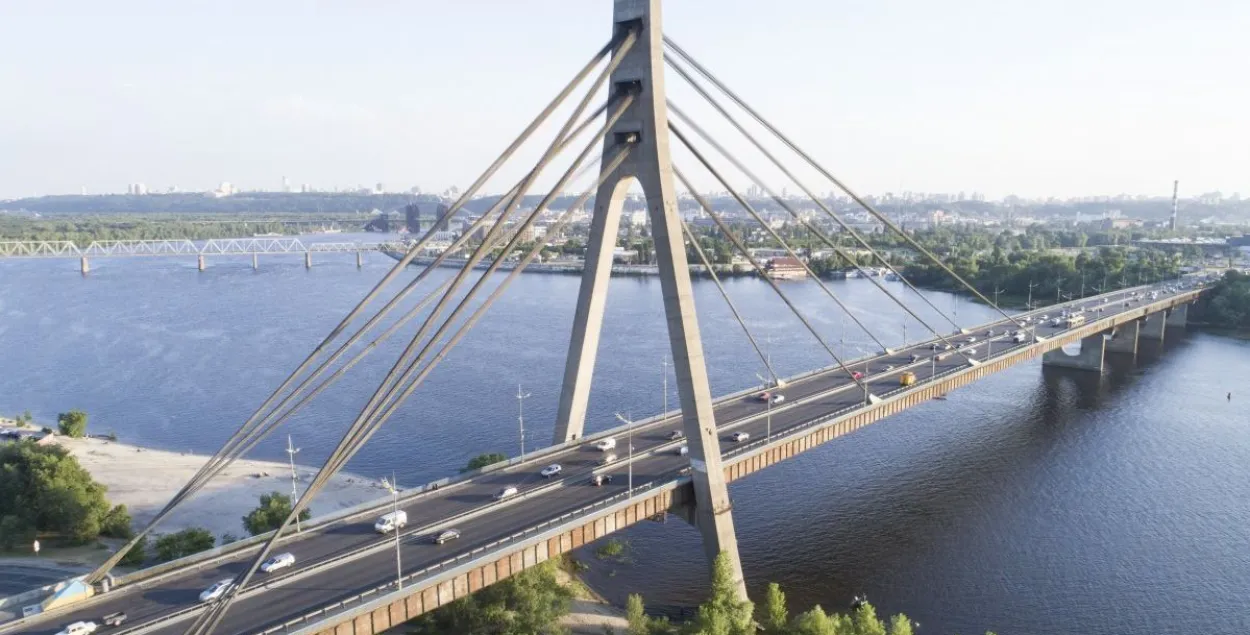 Паўночны мост праз раку Днепр у Кіеве
