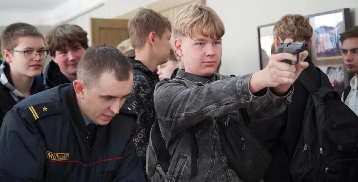 Вучням паказалі зброю
