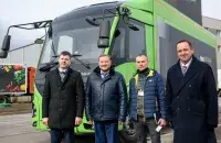 Упраўленцы на фоне электрагрузавіка "Вітаўт" / "БКМ Холдынг"
