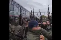 Сотням мабілізаваных раздалі спісаныя аўтаматы і баявыя патроны / Скрыншот з відэа
