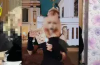 Одна из девушек поджигает икону / t.me/skgovby
