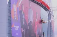 На "Олд Траффорд" снимают баннер с изображением Роналду / Twitter
