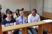 В зале суда. Справа &mdash; Владислав Антоненко, слева&nbsp;&mdash; потерпевший с мамой. Фото: радио "Свобода".