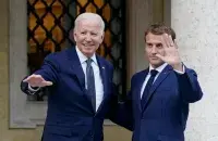 Джо Байден и Эммануэль Макрон / Associated Pres
