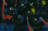Некоторые болельщики были с красно-зелёными флагами / Скриншот с видео "Беларусь 5"​