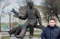 Никита струй у памятника Якубу Коласу / spring96.org
