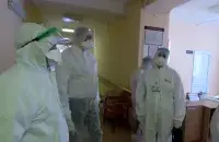 Владимир Караник (второй слева) в Витебской областной клинической больнице / Скриншот с видео телерадиокомпании "Витебск"​