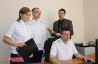 Гособвинитель Александр Шиковецкий (второй слева) среди коллег / "Кобрынскі весник"