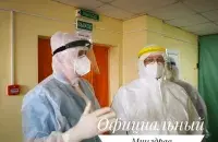 Министр в "красной зоне" Калинковичской центральной районной больницы / @minzdravbelarus