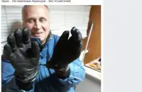 Mikalai Statkevich in handcuffs at a Belarus border post on 12 December 2017. Photo: social media