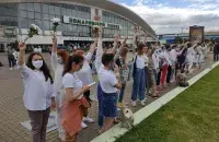 Women in white protesting near Minsk's main market halls Kamarouka / Euroradio