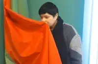 Женщина вынуждена была сказать, что "принимает политику страны"
