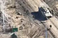 Расійскіх вайскоўцаў прывезлі на бронетэхніцы
