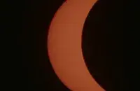 Луна уже начинает закрывать собою Солнце
