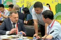 Падчас размовы з кітайцамі

