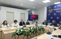 Аляксандр Румак (справа) на прэс-канферэнцыі
